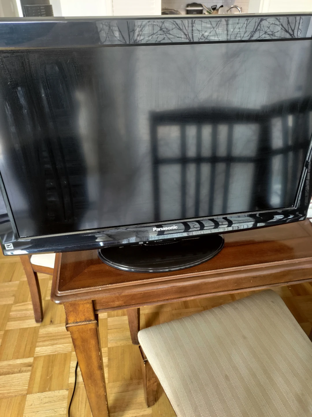 Panasonic TC-L32C22 LCD TV - photo 2