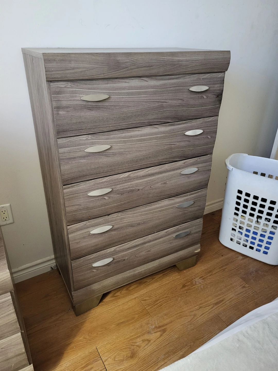 Complete bedroom set 2 dressers & mirror with 2 night stands