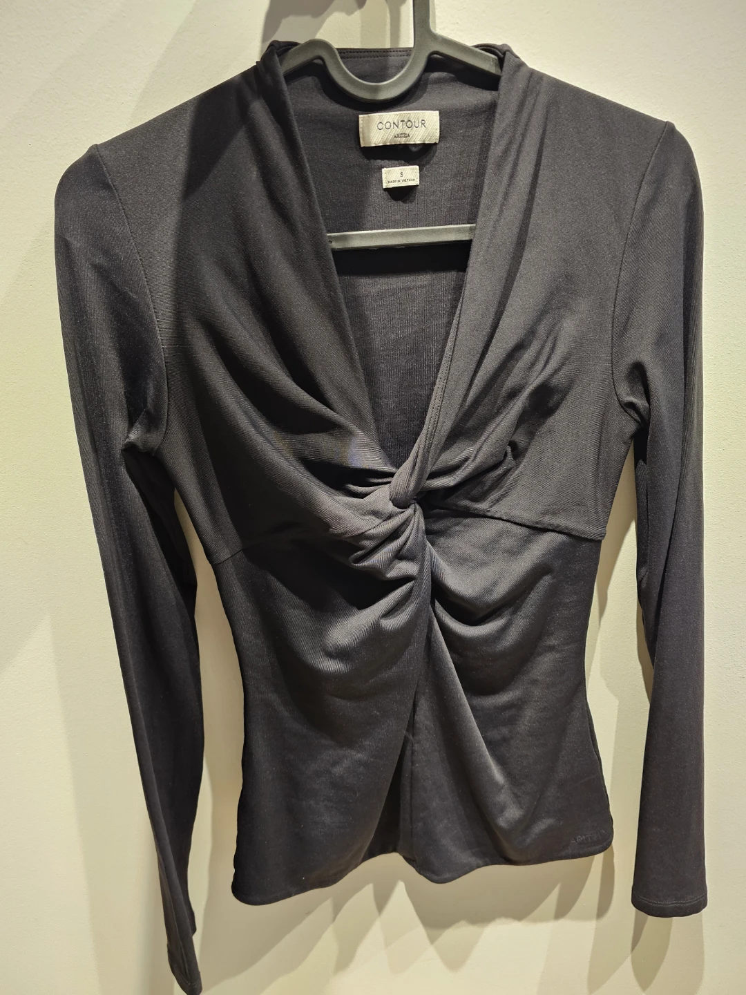 Contour by Aritzia Black Twist Front Long Sleeve Top Size S