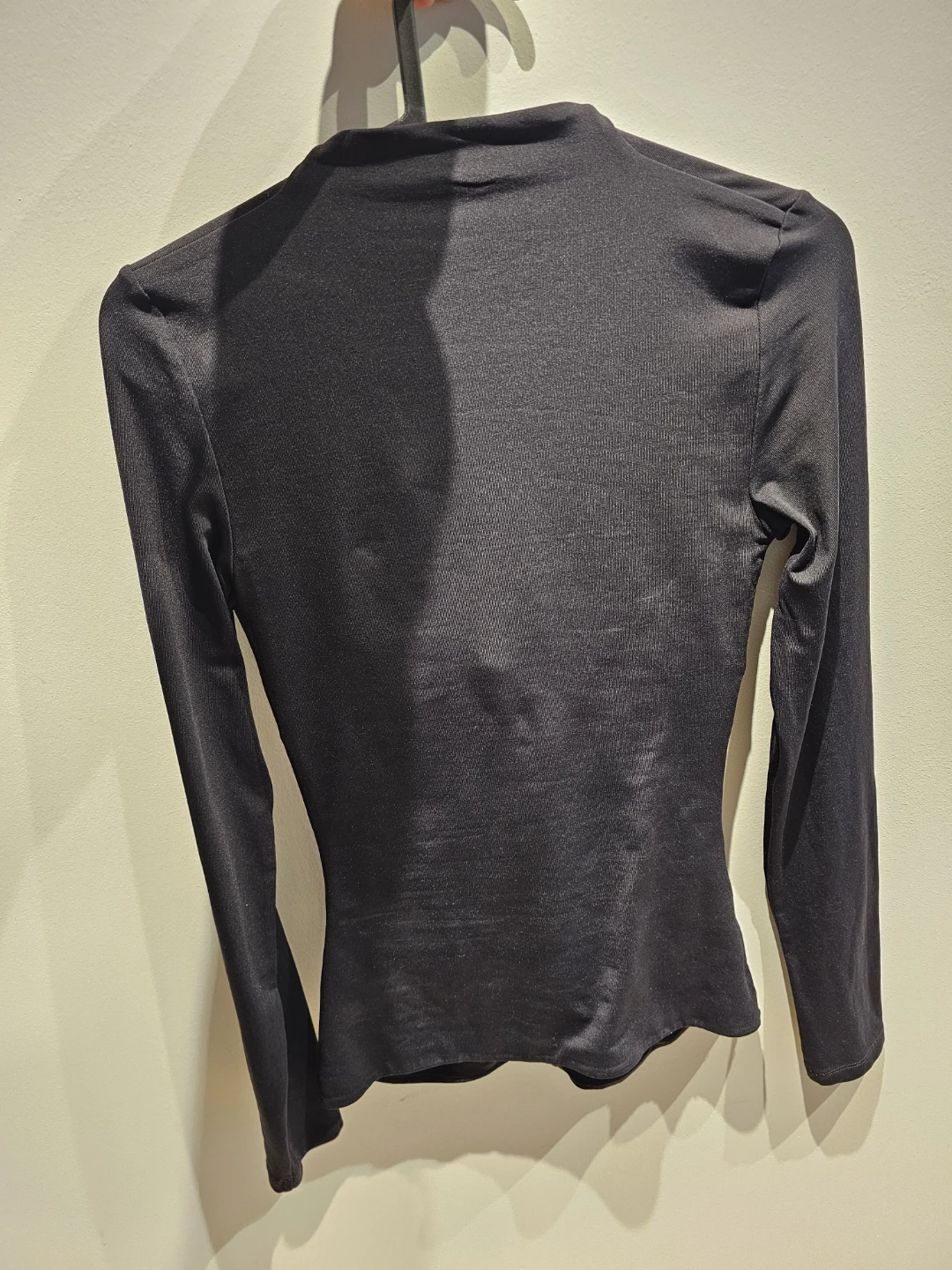 Contour by Aritzia Black Twist Front Long Sleeve Top Size S - photo 2