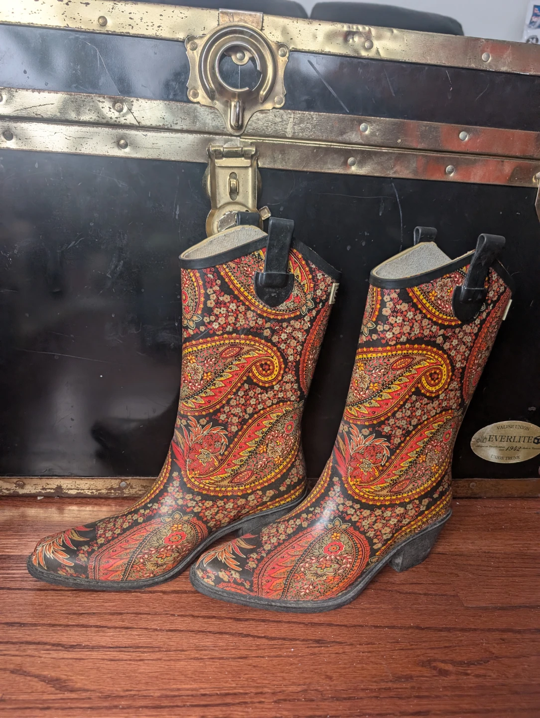 SUKO Women's Paisley Cowboy Boots Size 9