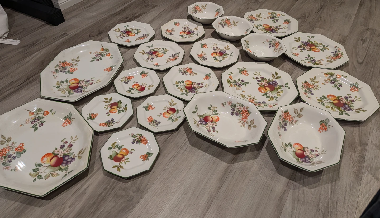 20pc Vintage Dishware Set
