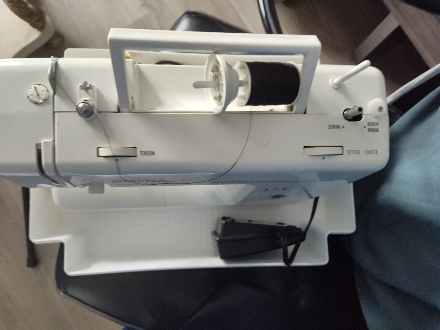 Omega Simple Couture Sewing Machine with Foot Pedal and Case - photo 2
