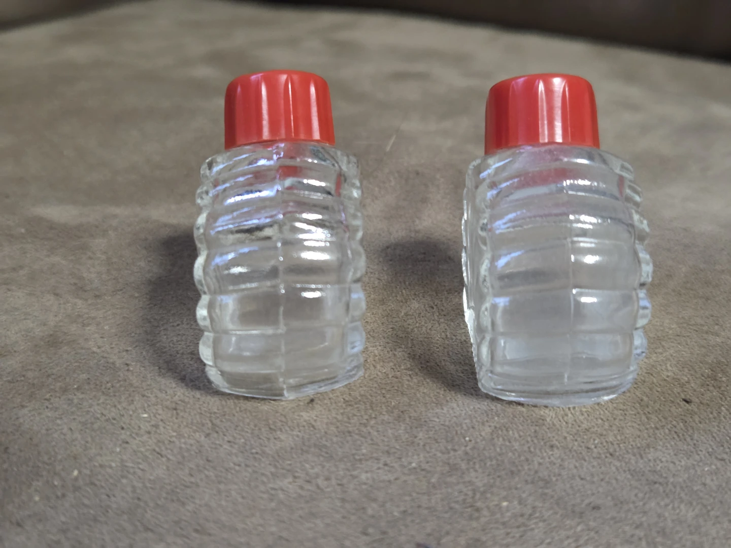 Vintage Set of 2 Glass Mini Salt & Pepper Shakers with Red Lids - photo 4