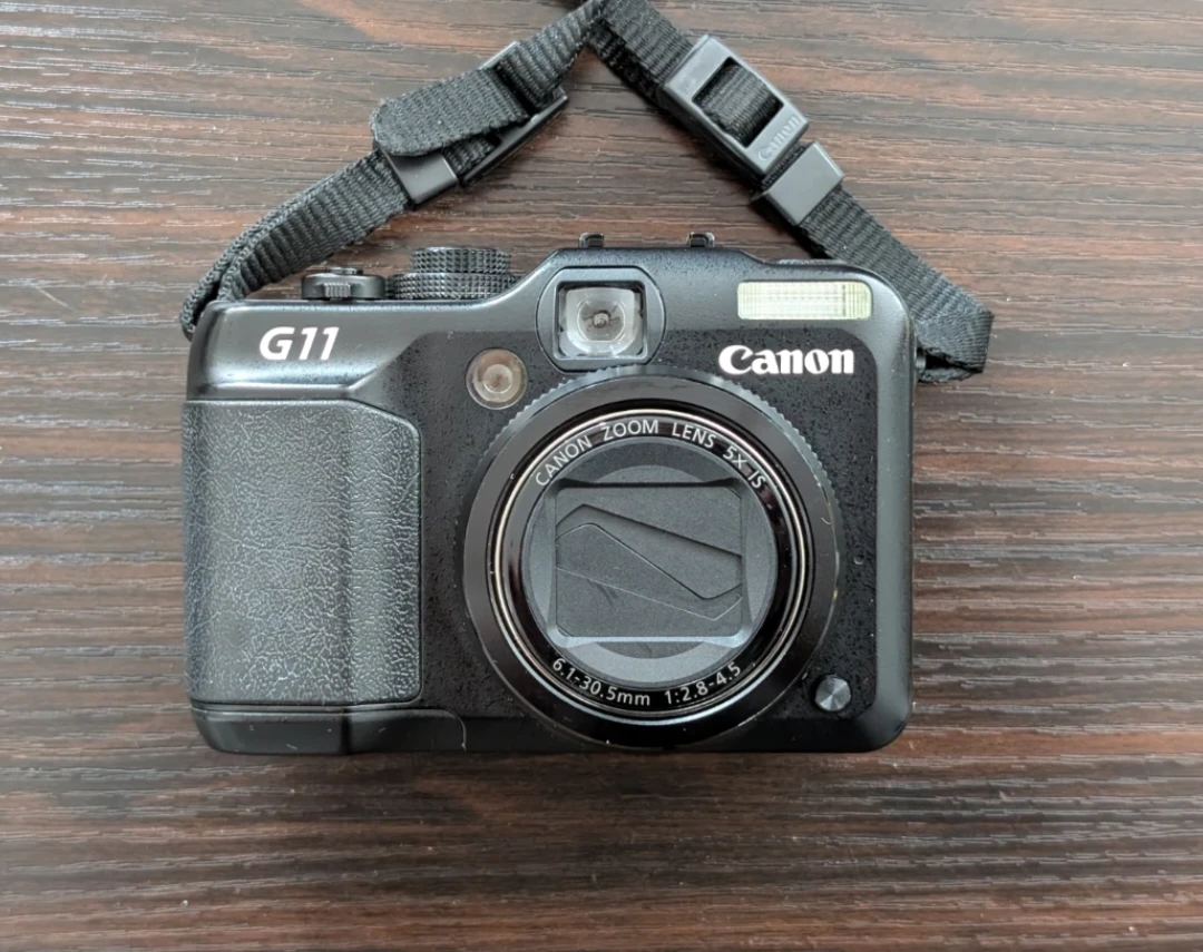 Canon PowerShot G11 Digital Camera with Case & Charger