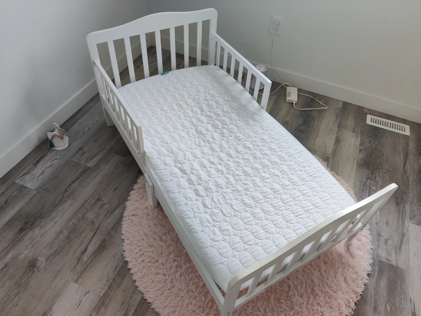 White Toddler Bed with Mattress & Mattress protector - photo 2