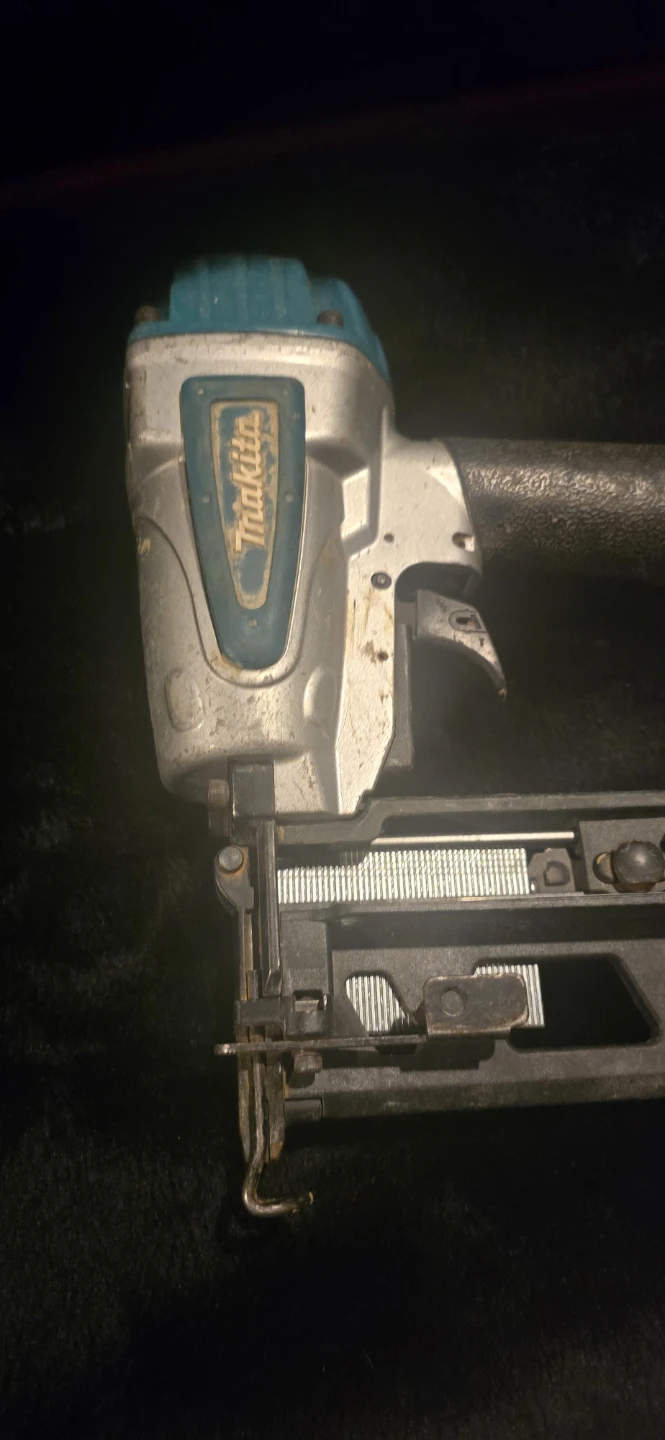 Makita Nail Gun - photo 2