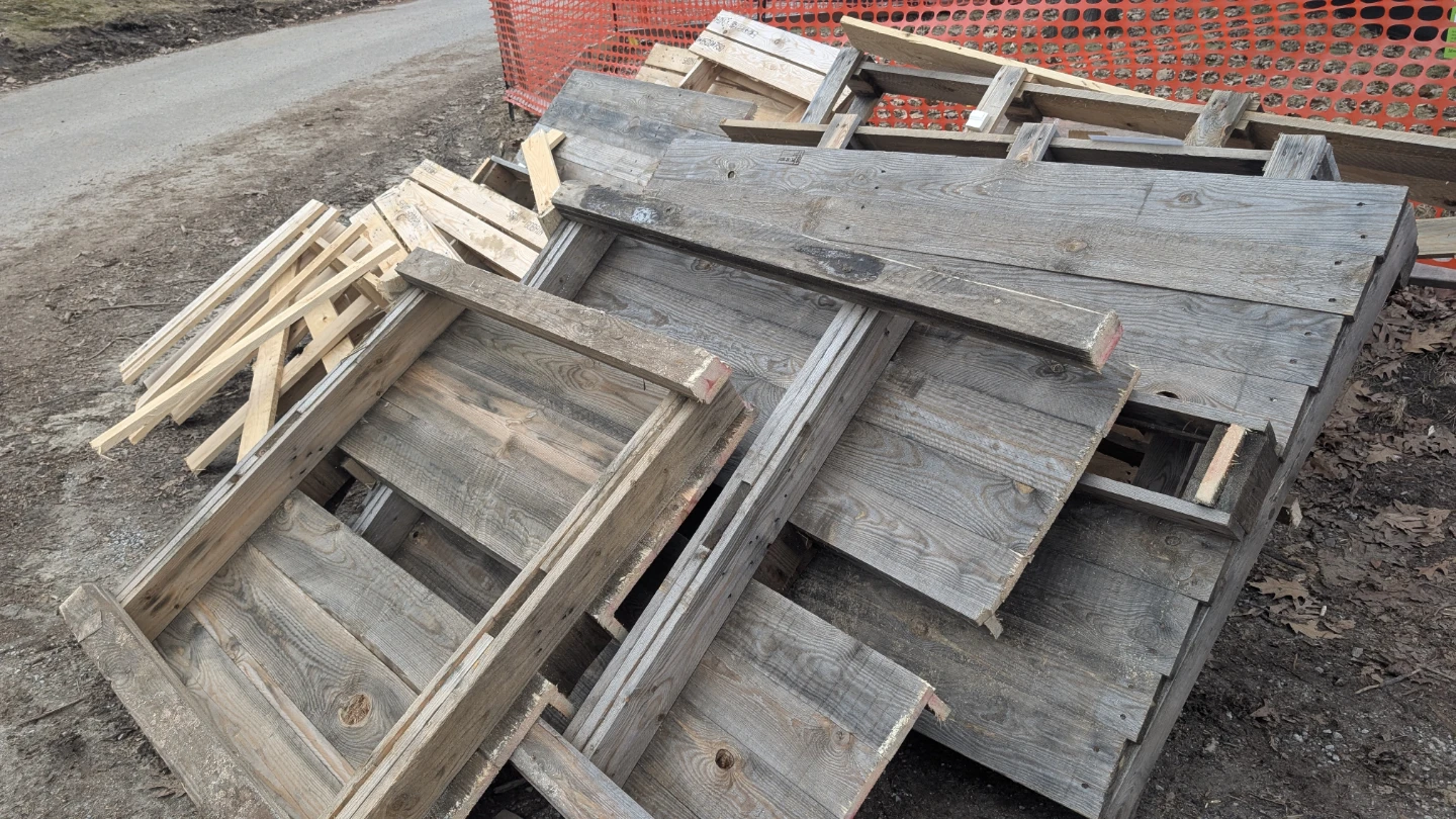 Free Wooden Pallets / fire wood
