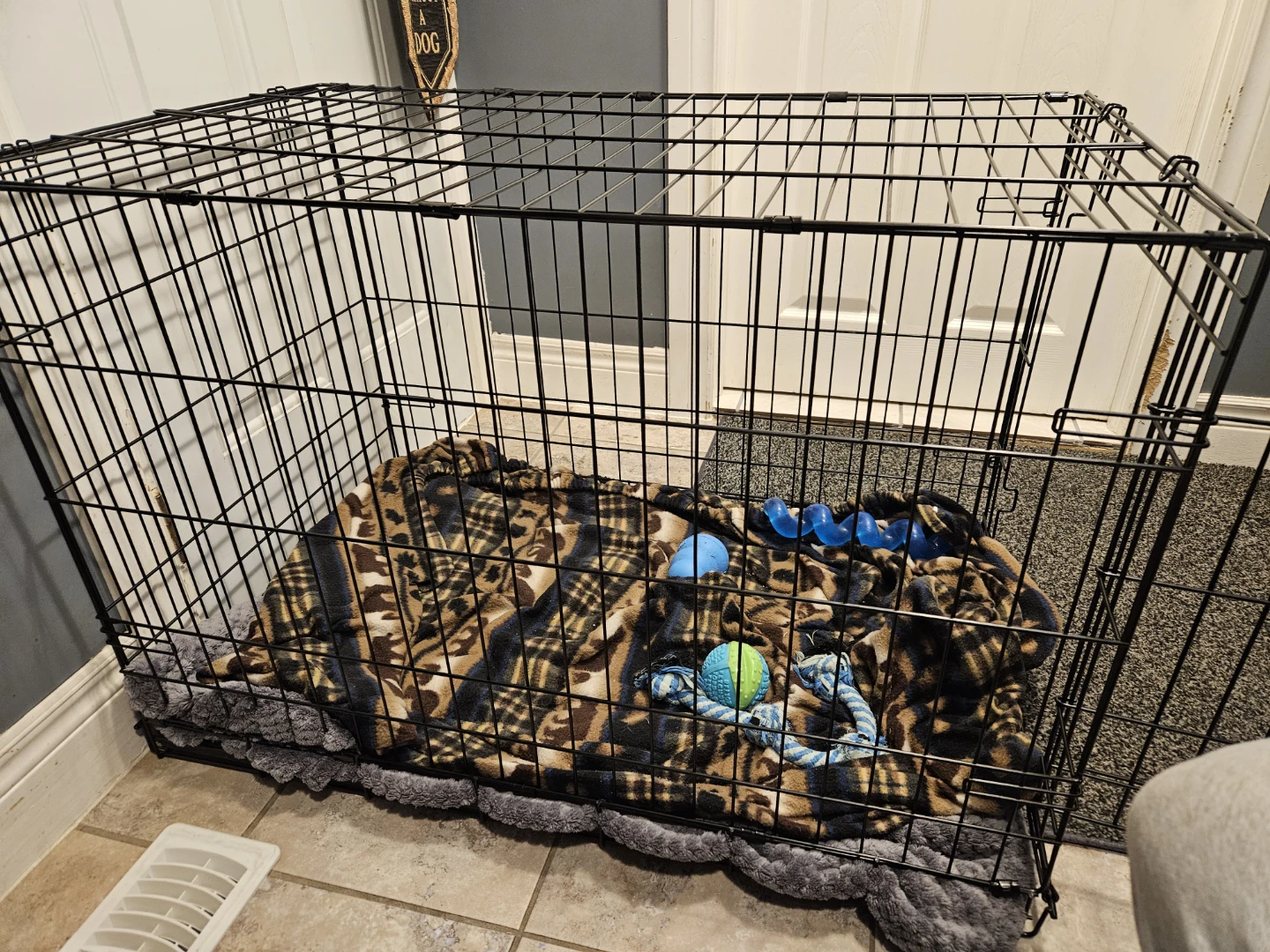 Wire Dog Crate with slide out tray. - photo 2