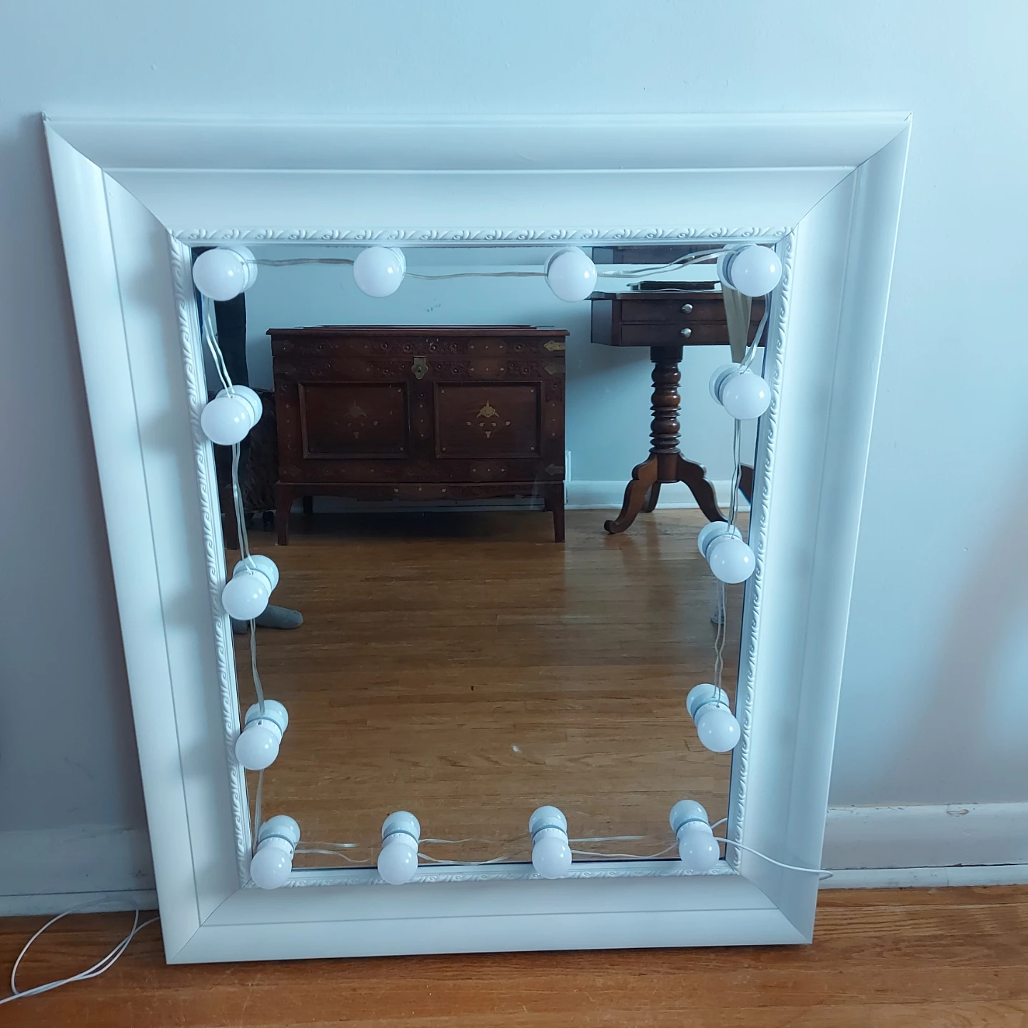 Big Hollywood Vanity Mirror with Remote Controlled Lights - photo 2