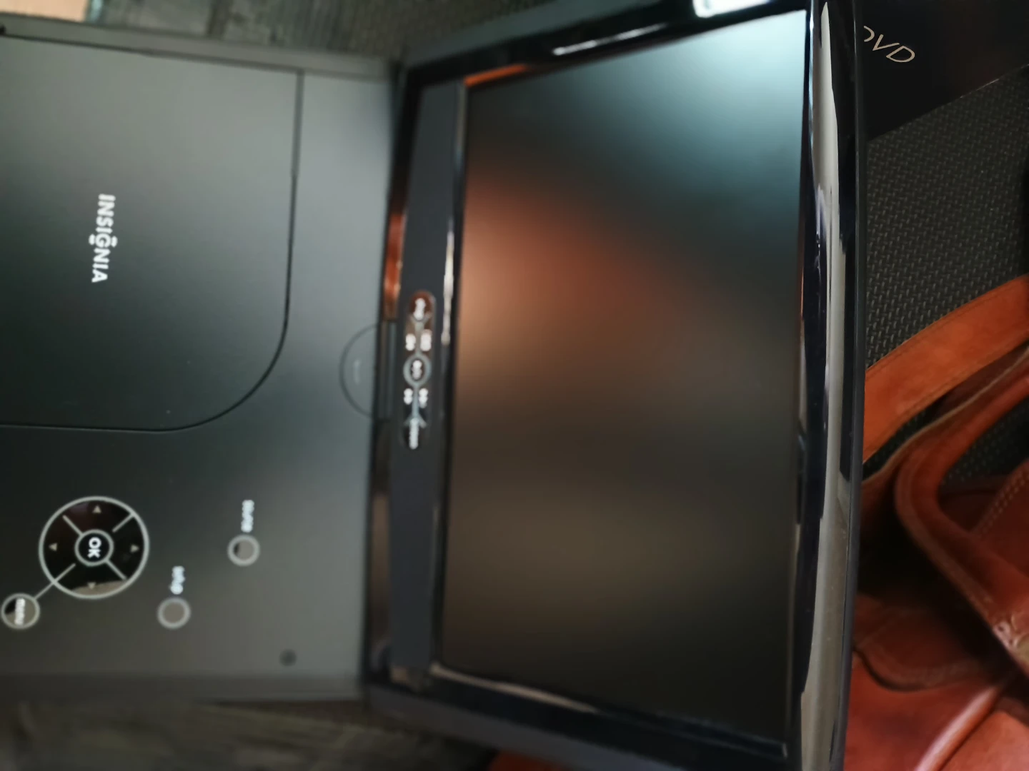 Insignia 10.1" Portable DVD Player NS-P10DVD - photo 2
