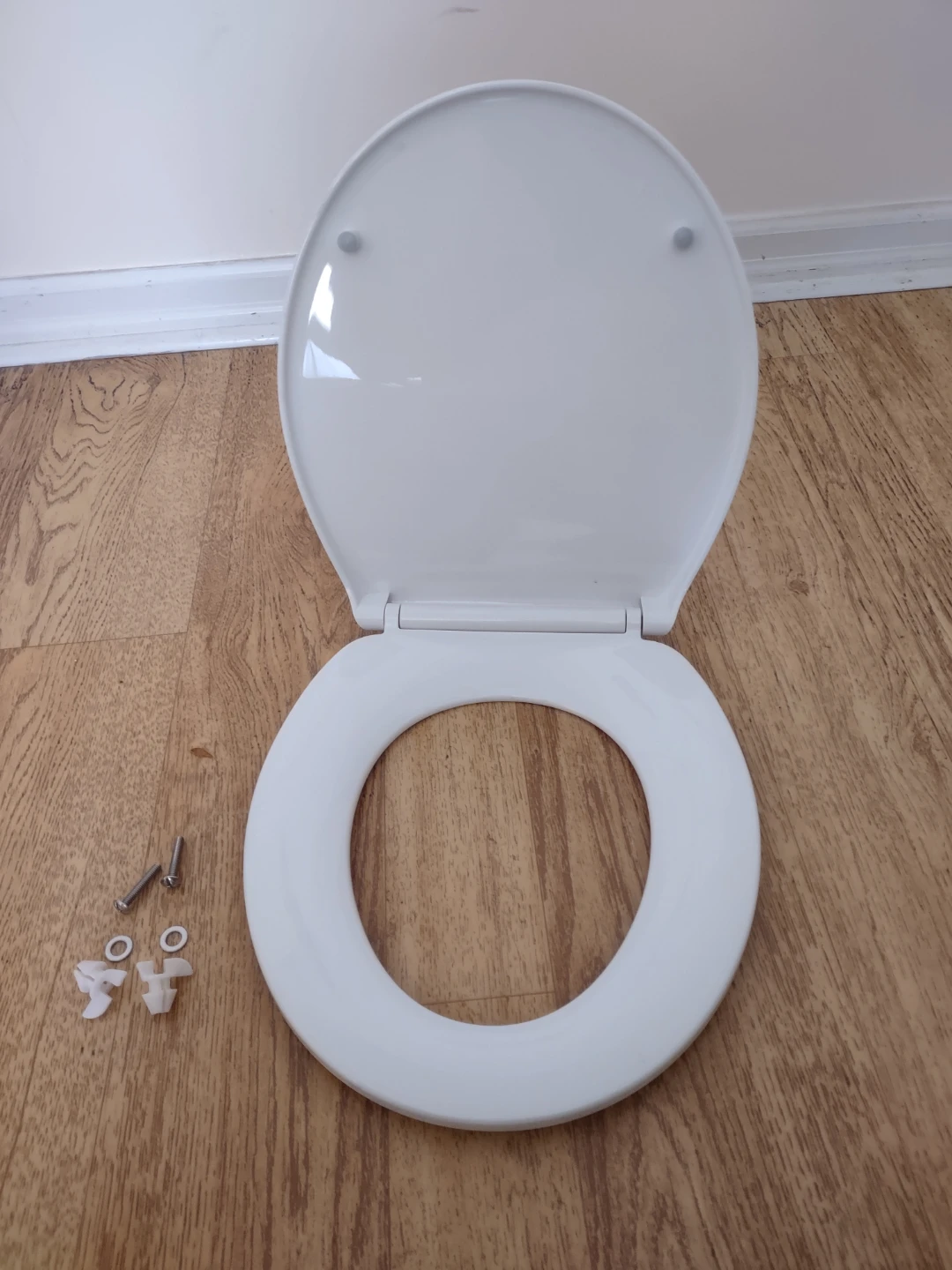 White Toilet Seat with Lid and Hardware Delta brand - photo 3