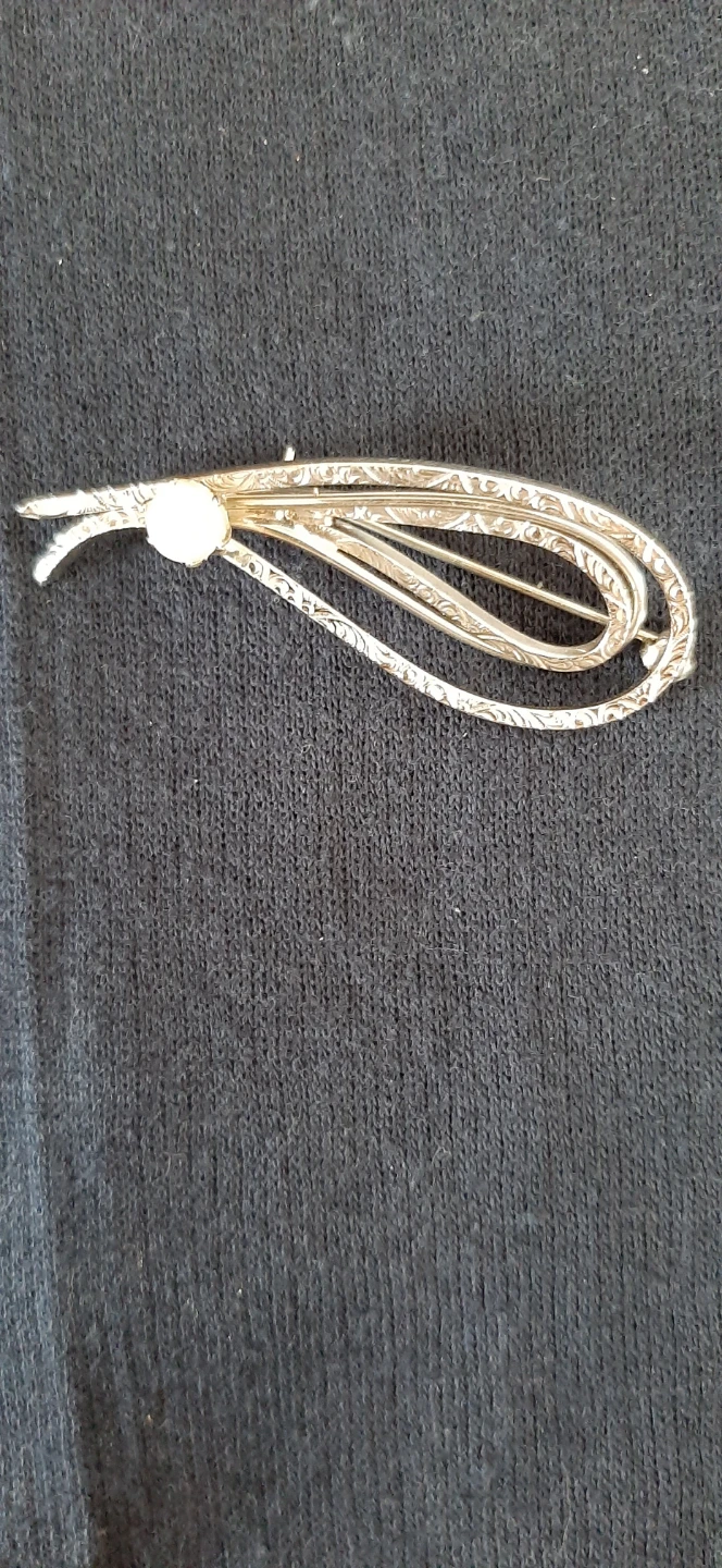 silver tone brooch with intricate scroll design & pearl. - photo 2