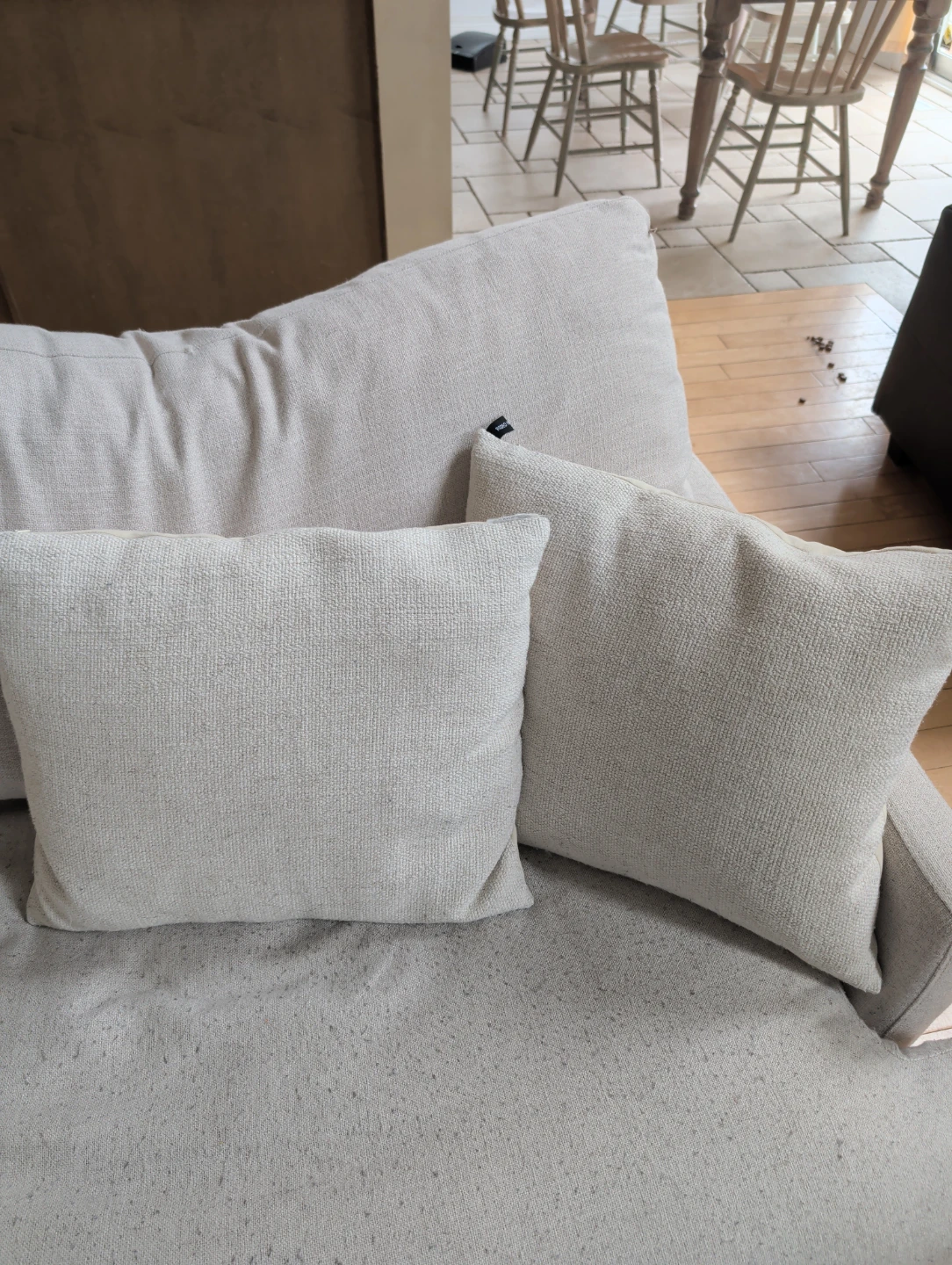 2 throw pillows