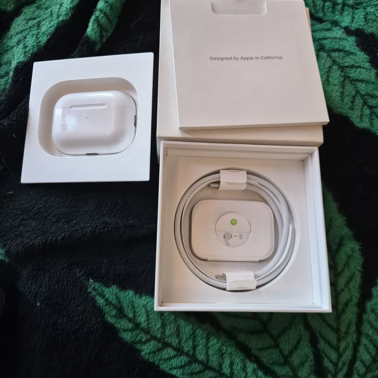 Apple AirPods Pro (2nd generation) with Charging Case - photo 4