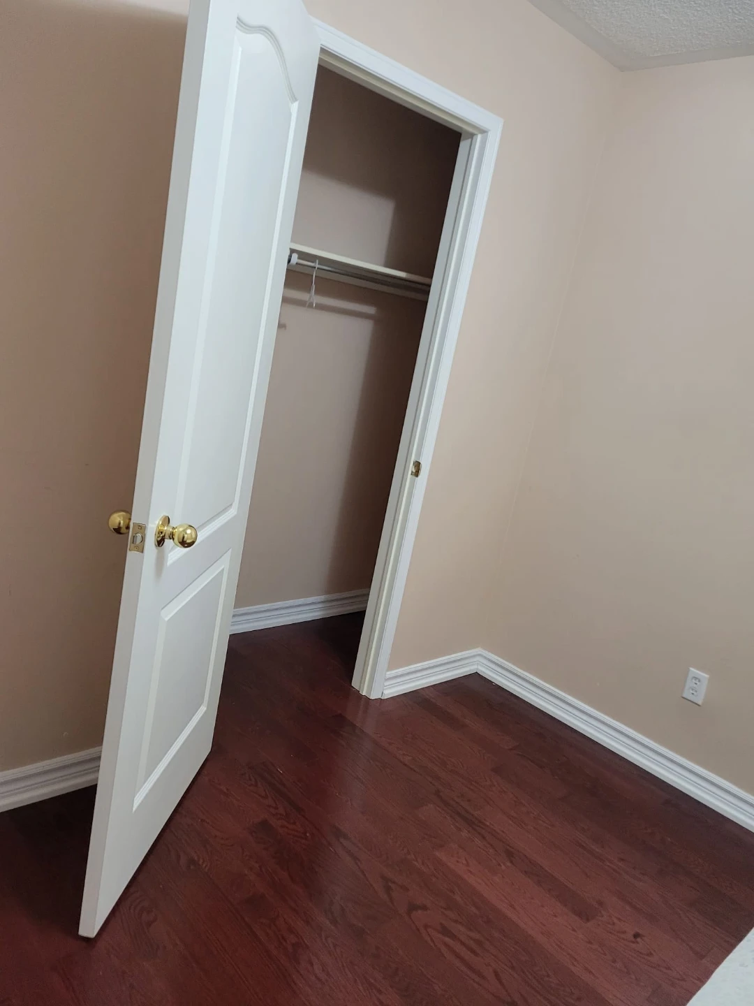 A furnished 1 room available for rent - photo 2