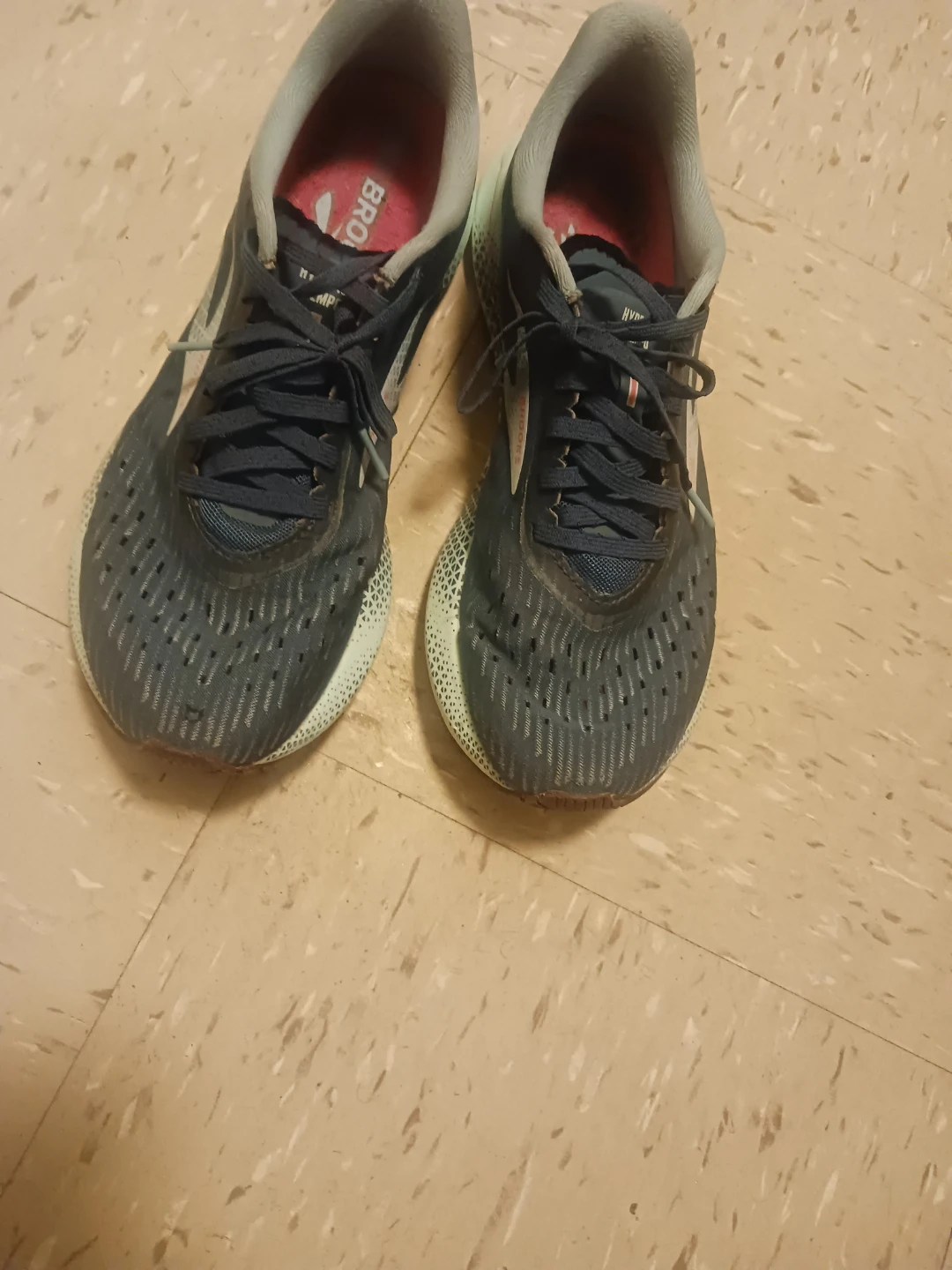 Brooks Running Shoes size 9 - photo 3