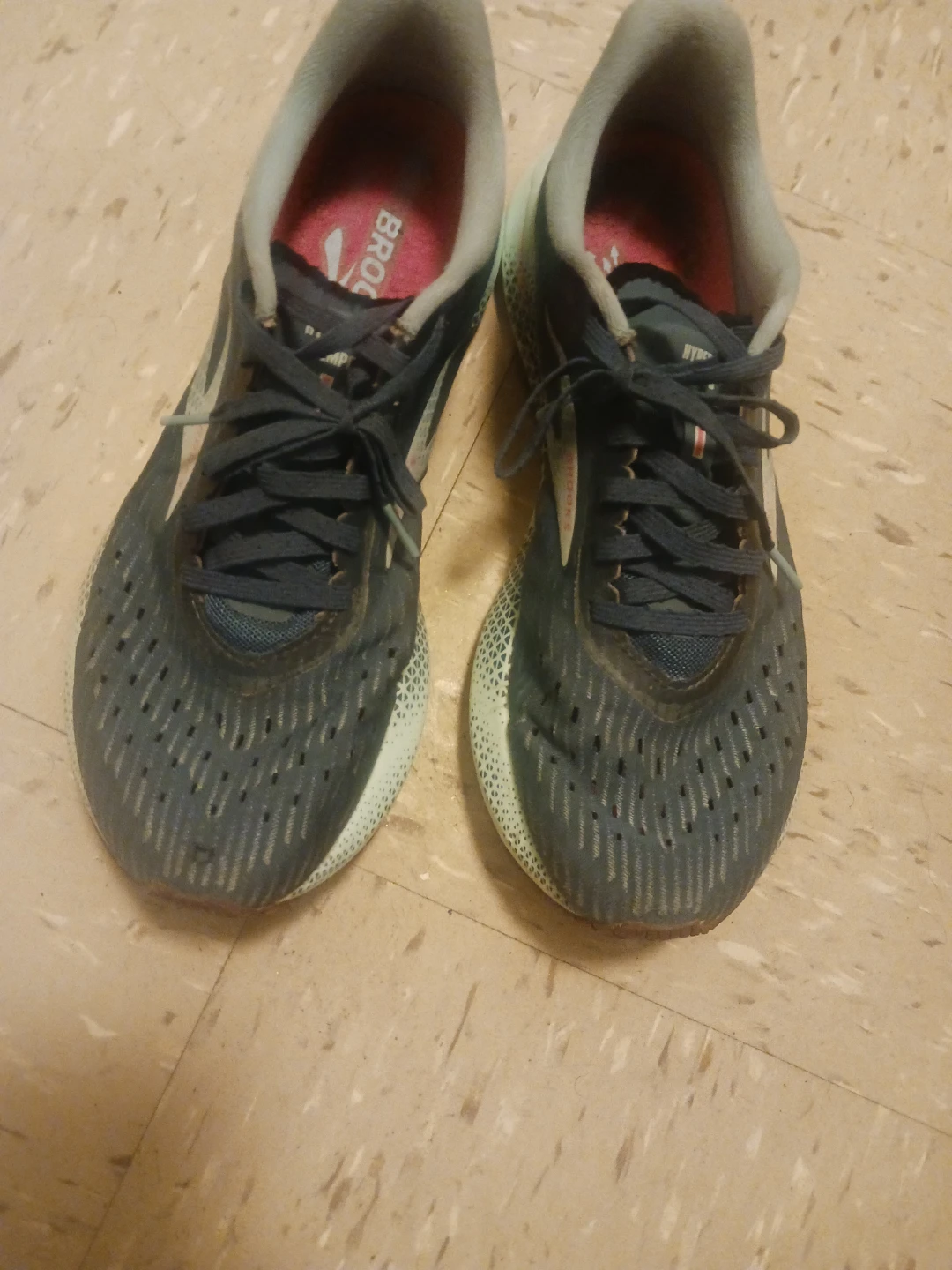 Brooks Running Shoes size 9 - photo 4