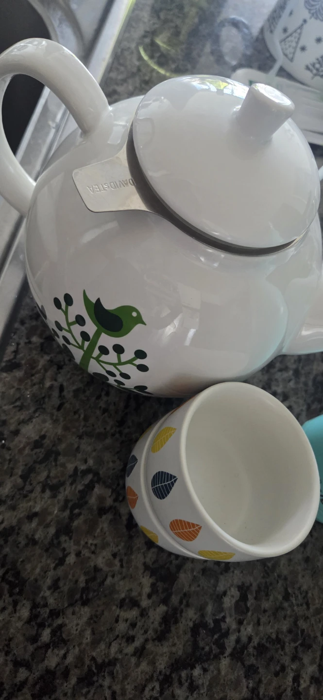 Set of 2 Teacups with Leaf Design