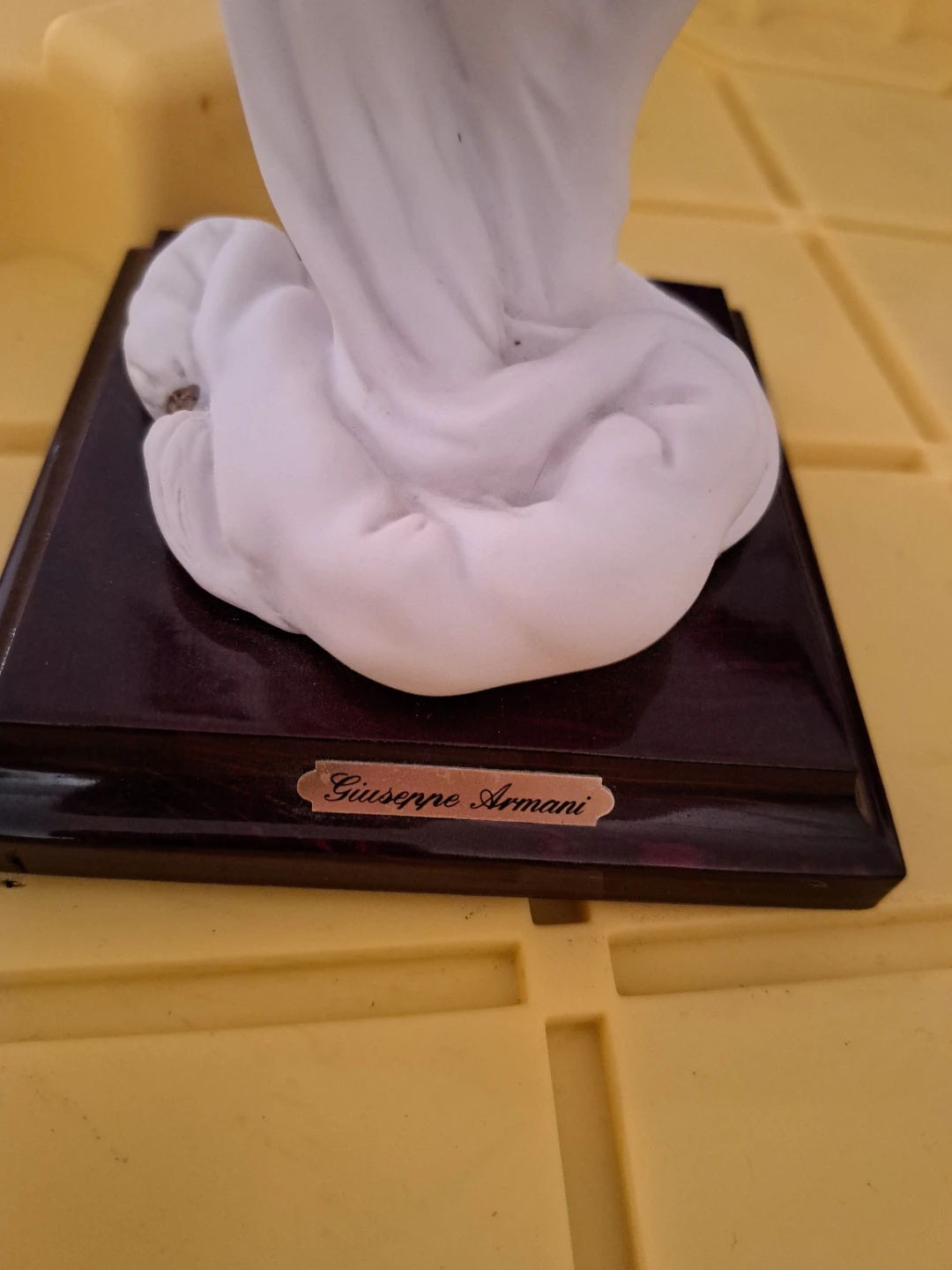 Giuseppe Armani Figurine - Woman Holding Flower - photo 2
