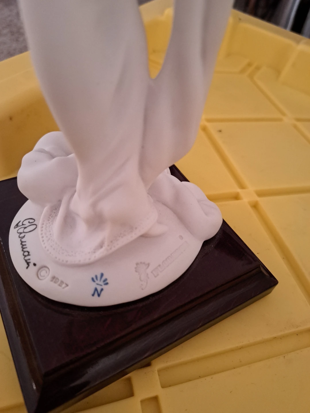 Giuseppe Armani Figurine - Woman Holding Flower - photo 3