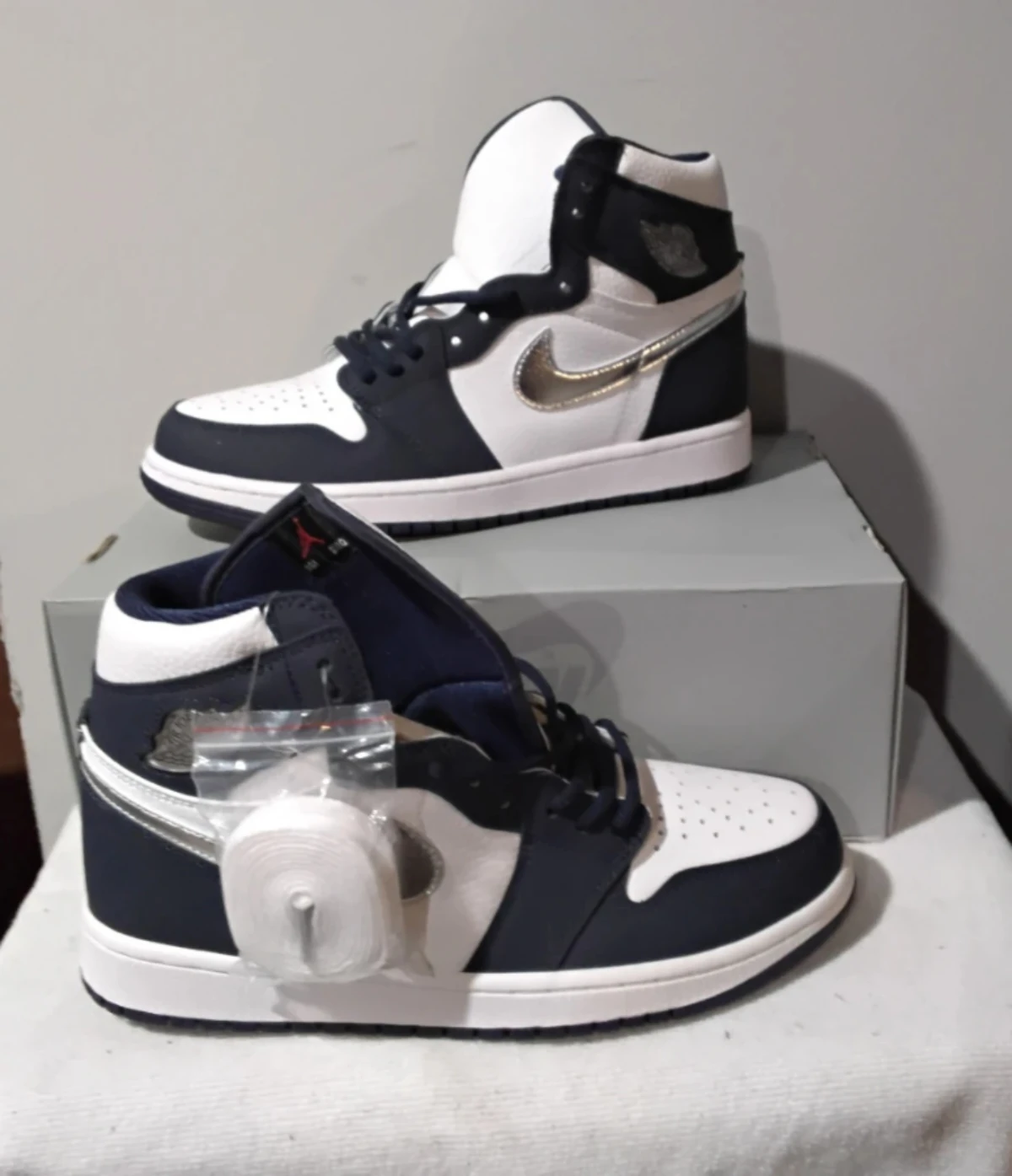 Air Jordan 1 High OG "Midnight Navy" Sneakers
