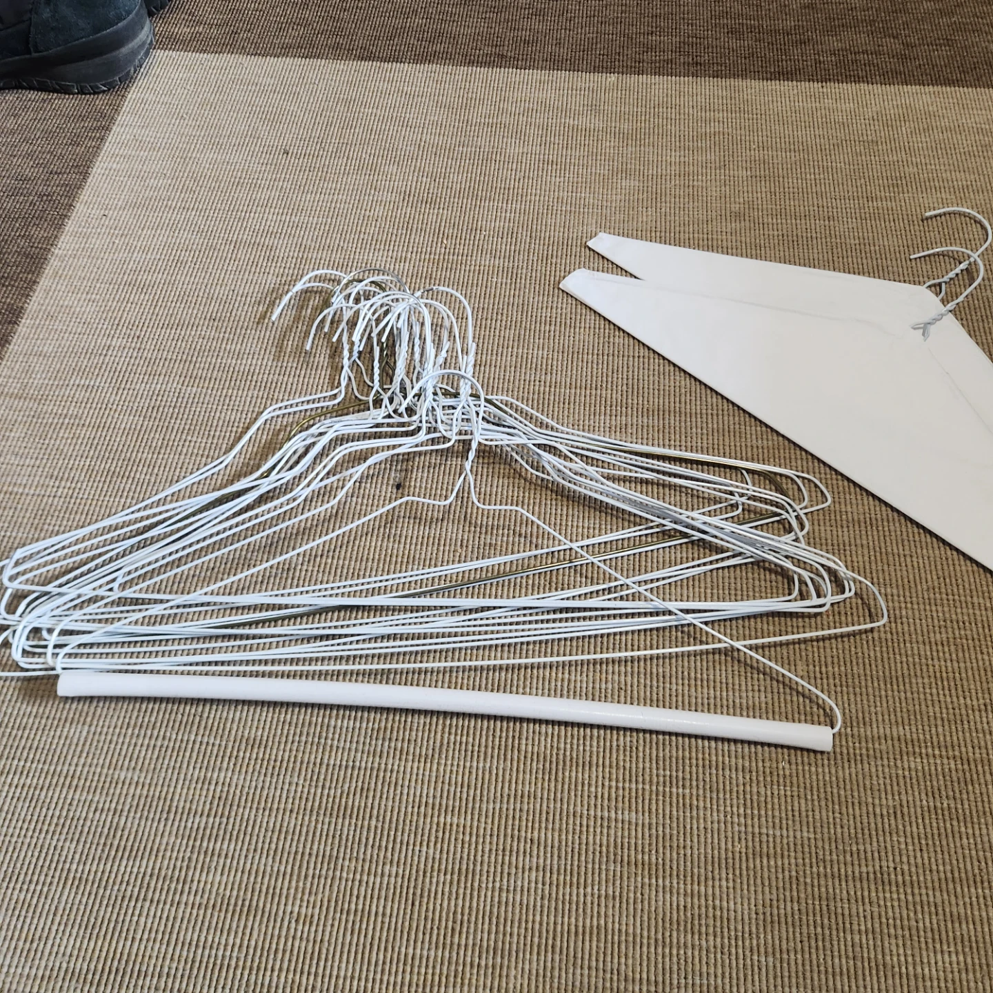🥕 White Metal Hangers