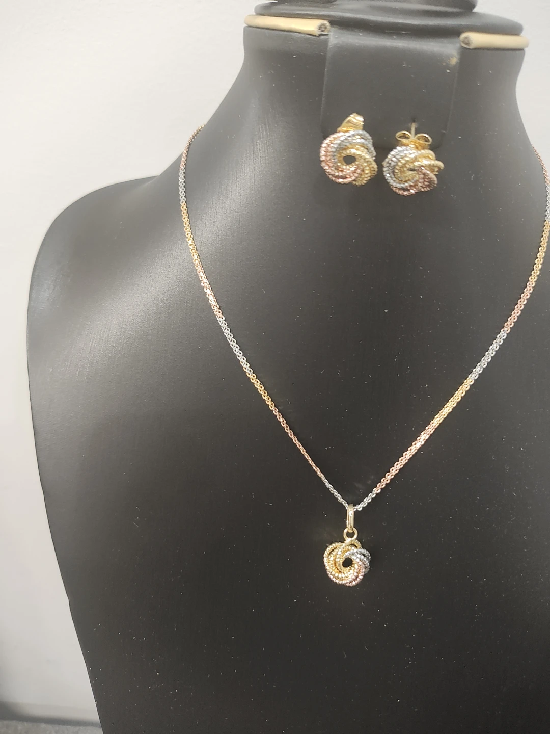 Tri-tone knot pendant necklace and earring set