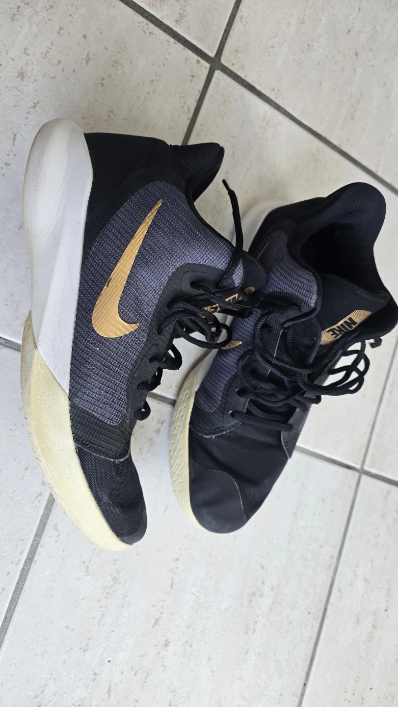 Nike Basketball Shoes Size 9.5