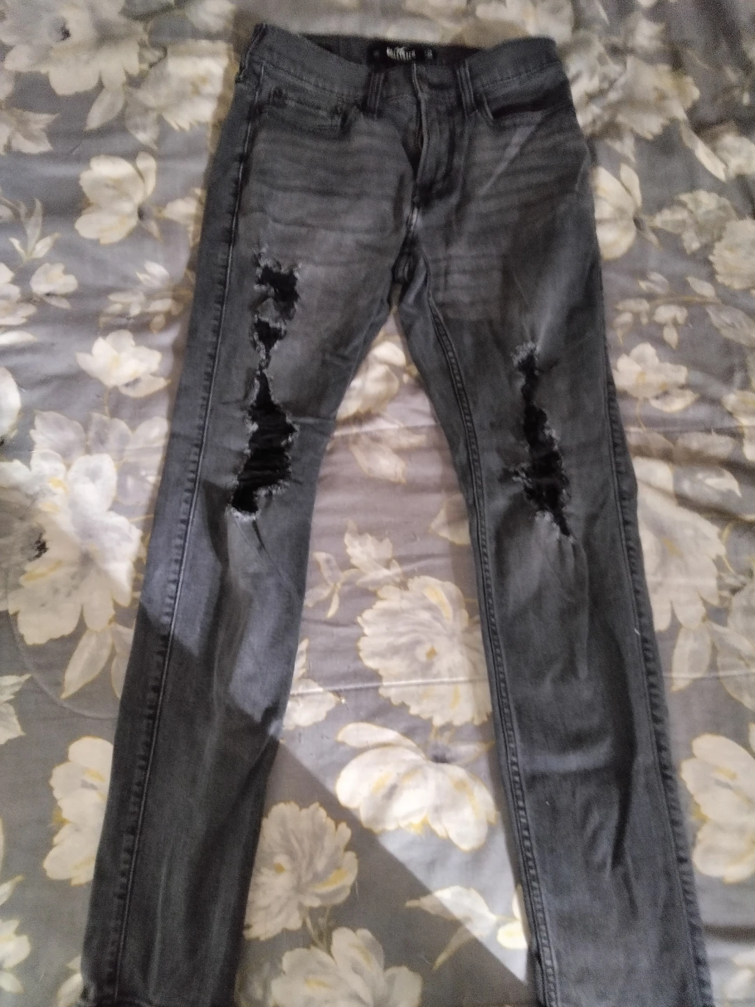 Hollister women Jeans W28 L30 Grey Distressed