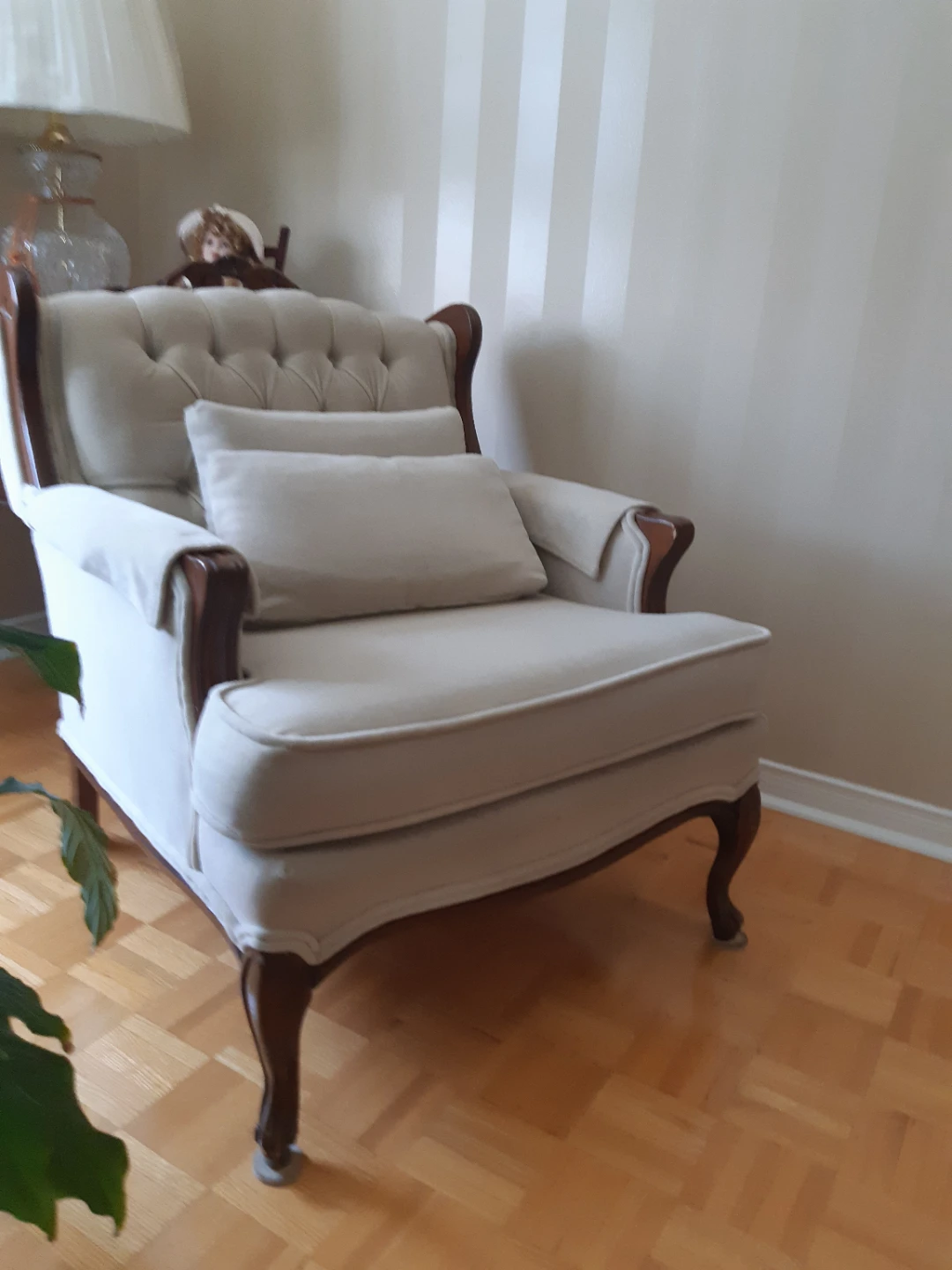 Cream Upholstered Accent Chair with Tufted Back - photo 2