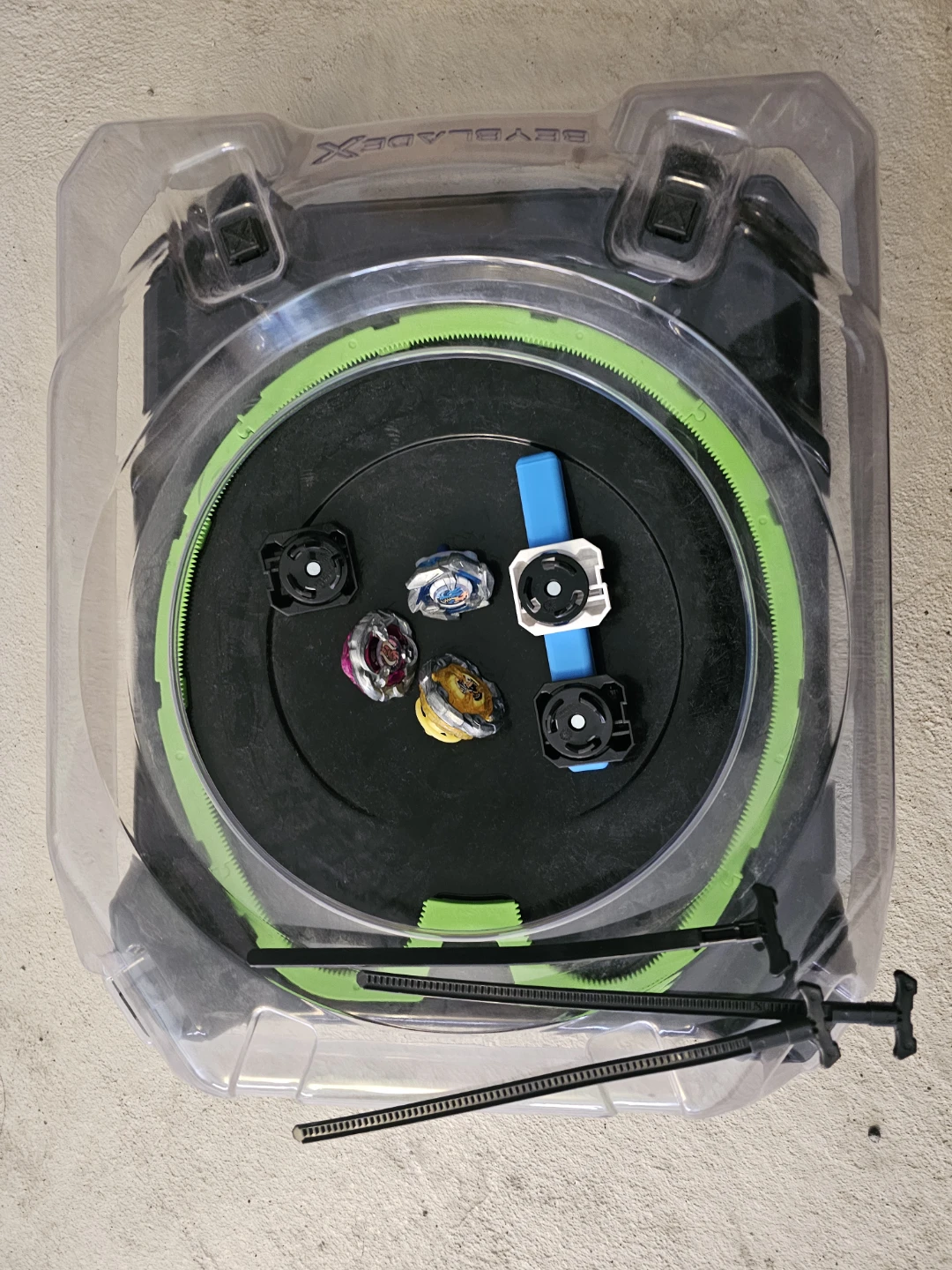 Beyblade Xtreme Stadium with 3 Beyblades and Launchers - photo 2