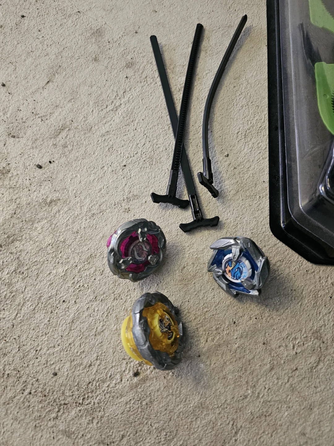 Beyblade Xtreme Stadium with 3 Beyblades and Launchers - photo 5
