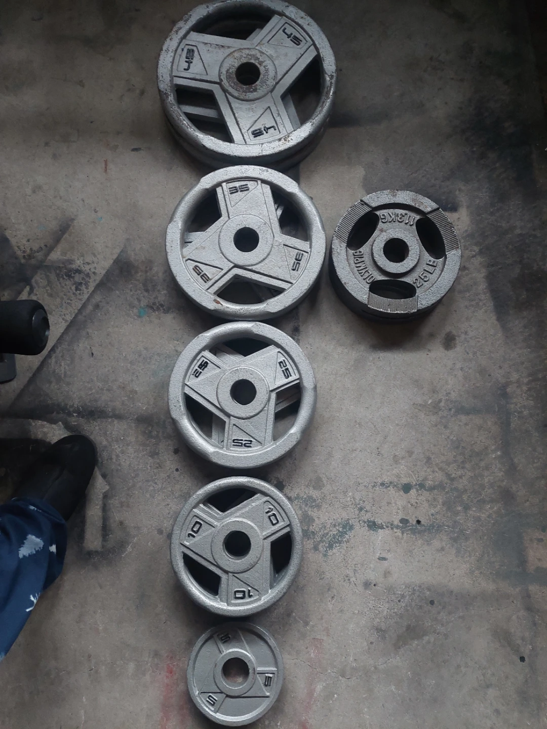 Olympic Home Gym Equipment with 310lbs of weights  !!!!! - photo 4