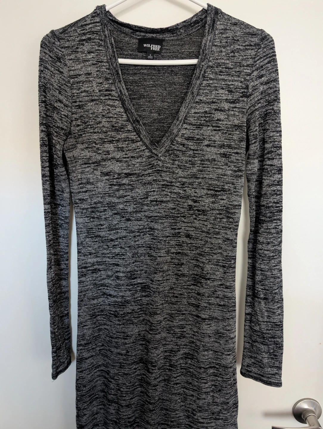 Aritzia long sleeve grey V-neck dress - photo 2