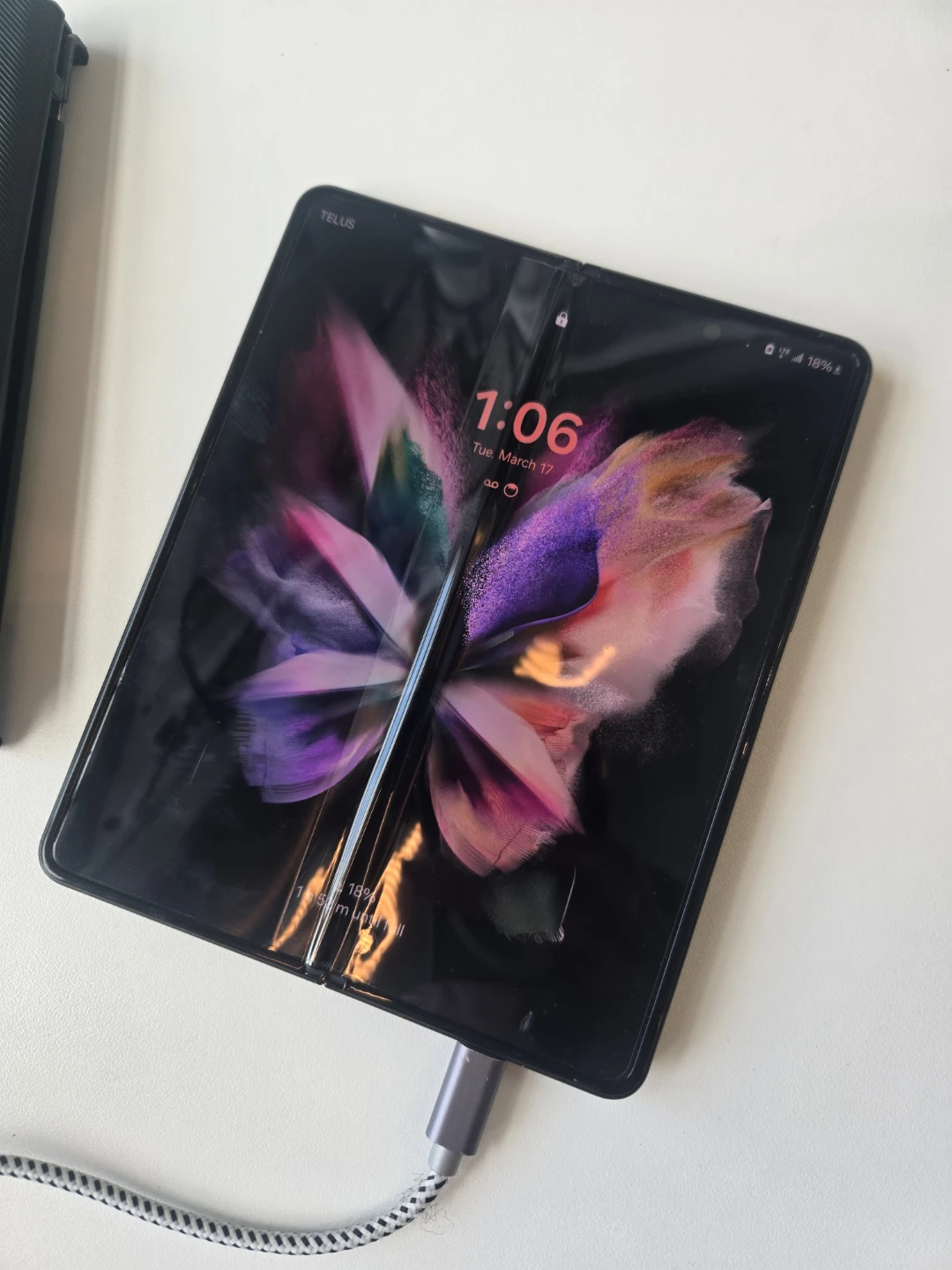Samsung Galaxy Z Fold 3 5G - photo 2