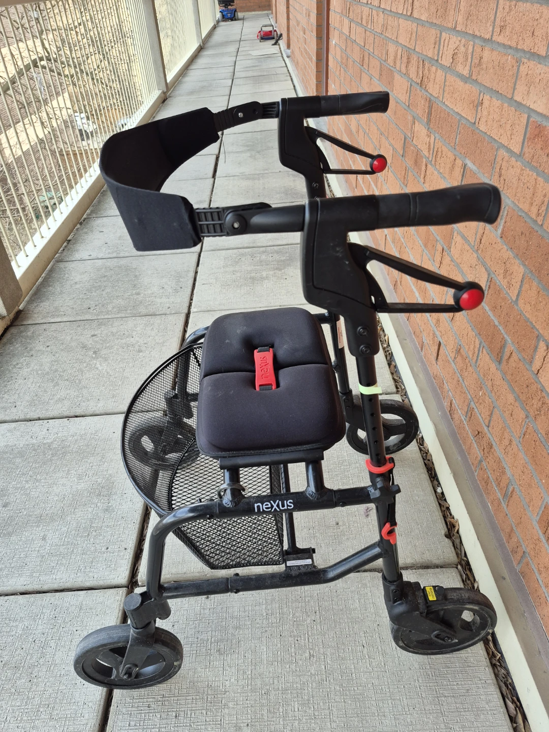 Nexus walker with basket - photo 3