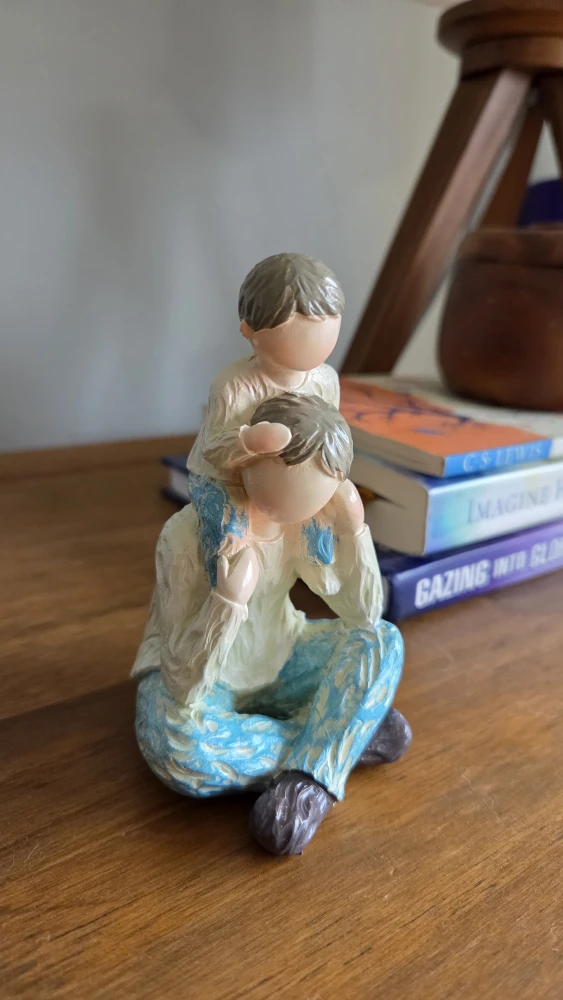 Father & Child Figurine – Seated Resin Sculpture *new