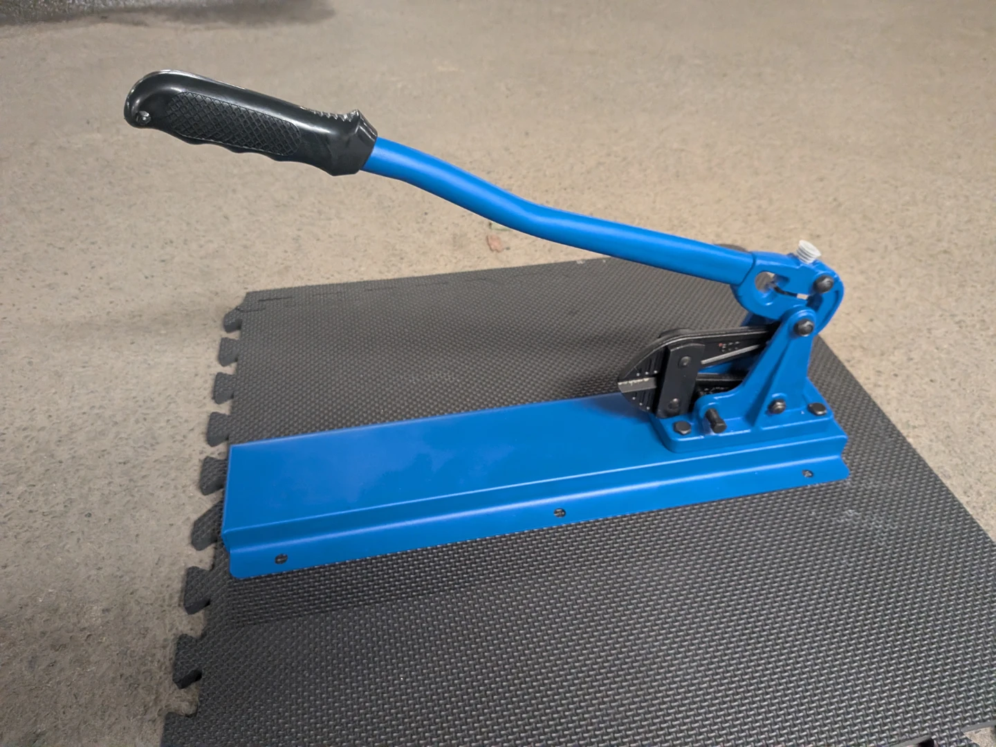 24in Bolt Benchtop Cutter