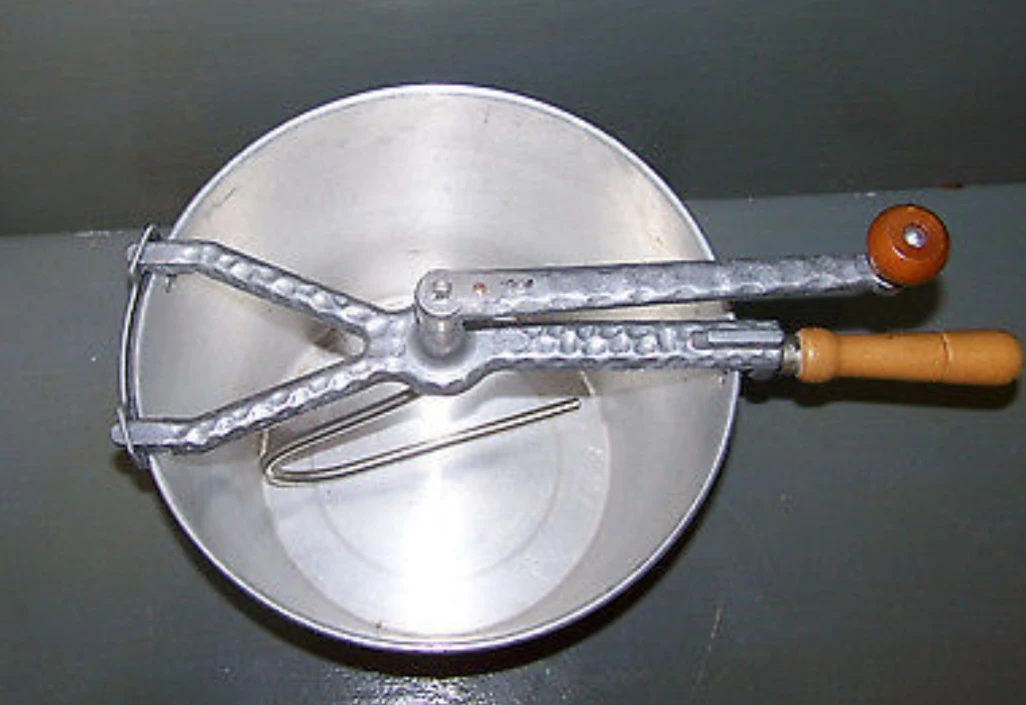 1960's CamCo Hand Crank Metal Aluminum Dough Mixer 12QT - photo 3