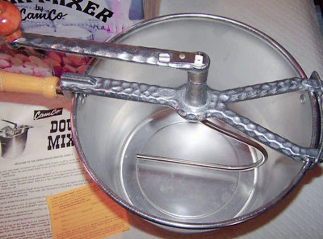 1960's CamCo Hand Crank Metal Aluminum Dough Mixer 12QT - photo 5