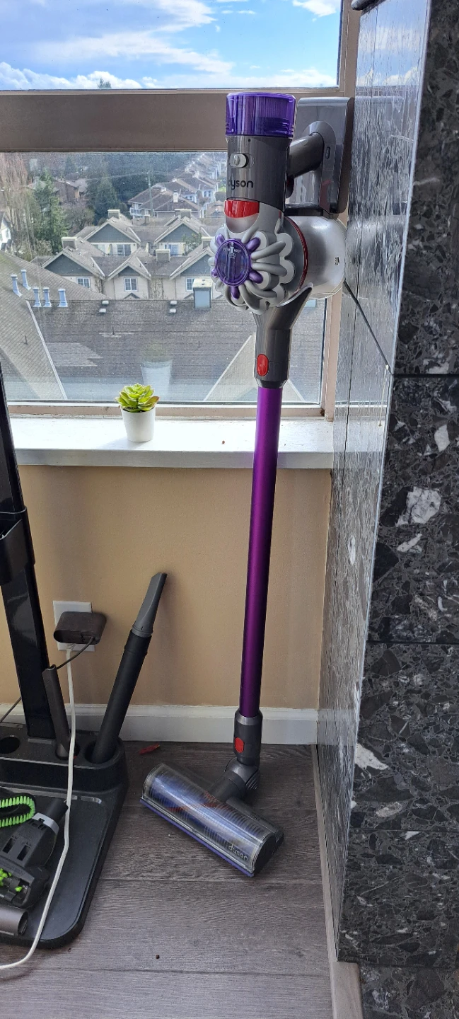 Title: Dyson Vacuum Cleaner SV25 – Good Condition – $400