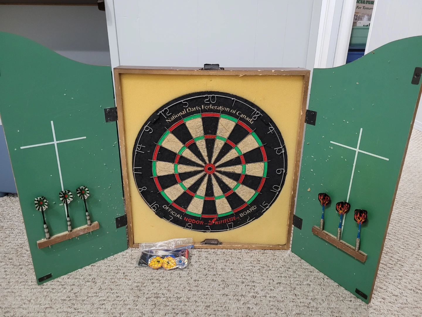 Nodor Dartboard & Darts