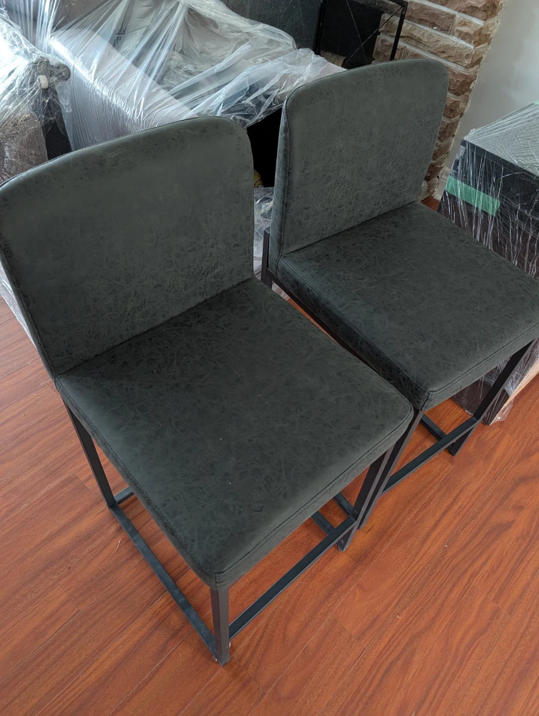 2 counter top stools
