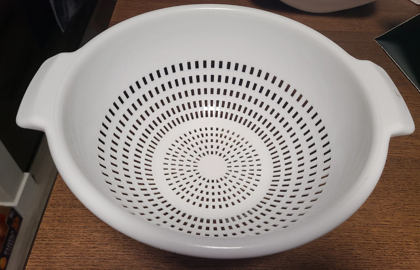White Plastic Colandar - photo 2