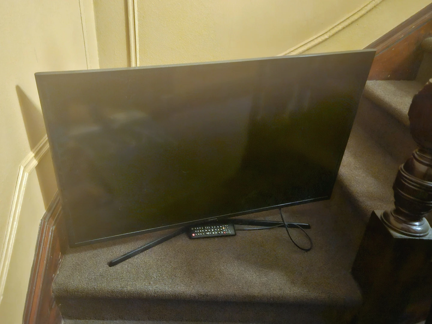 32 in Samsung TV with Remote and Stand - photo 4