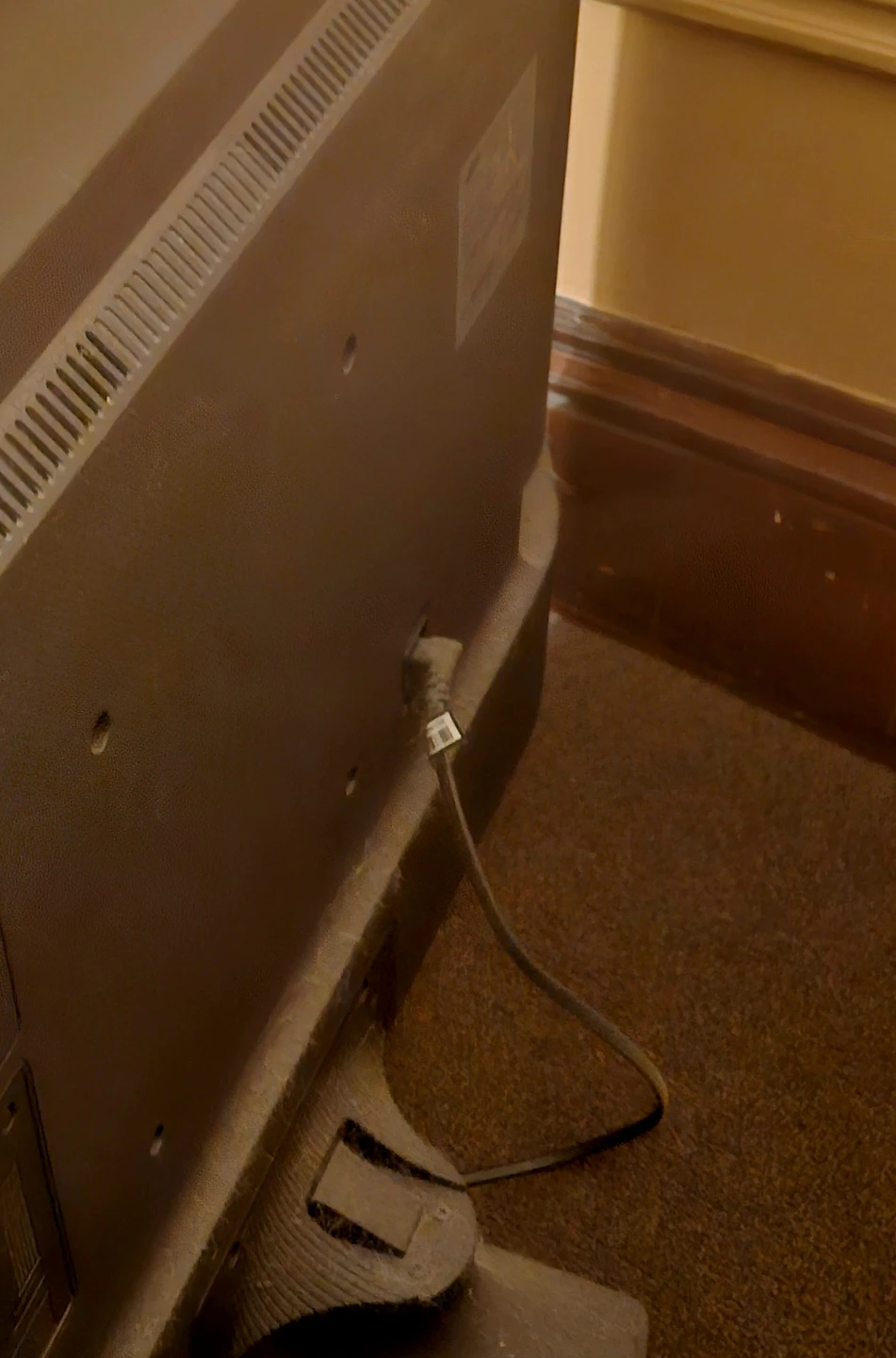 32 in Samsung TV with Remote and Stand - photo 3