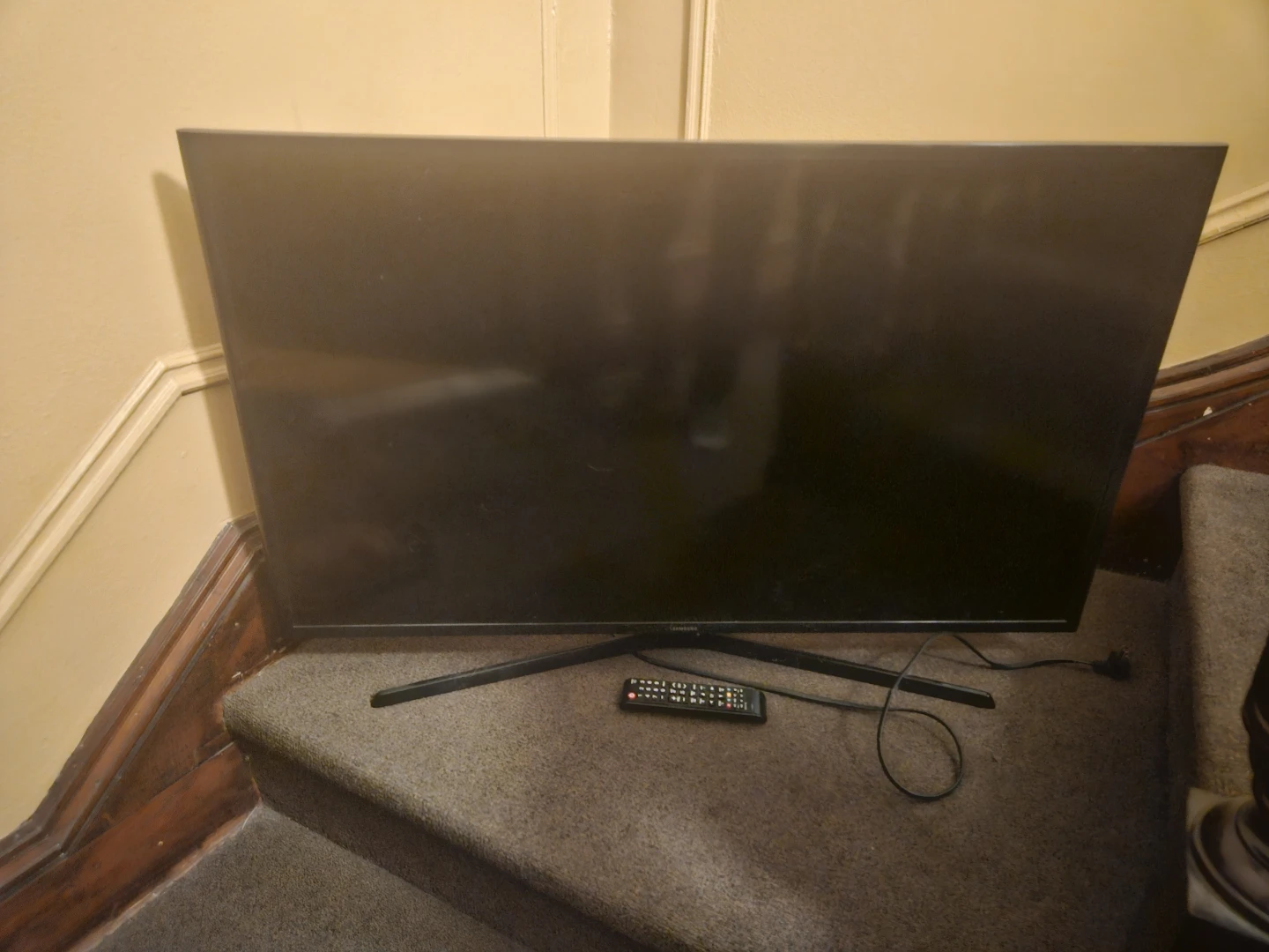32 in Samsung TV with Remote and Stand