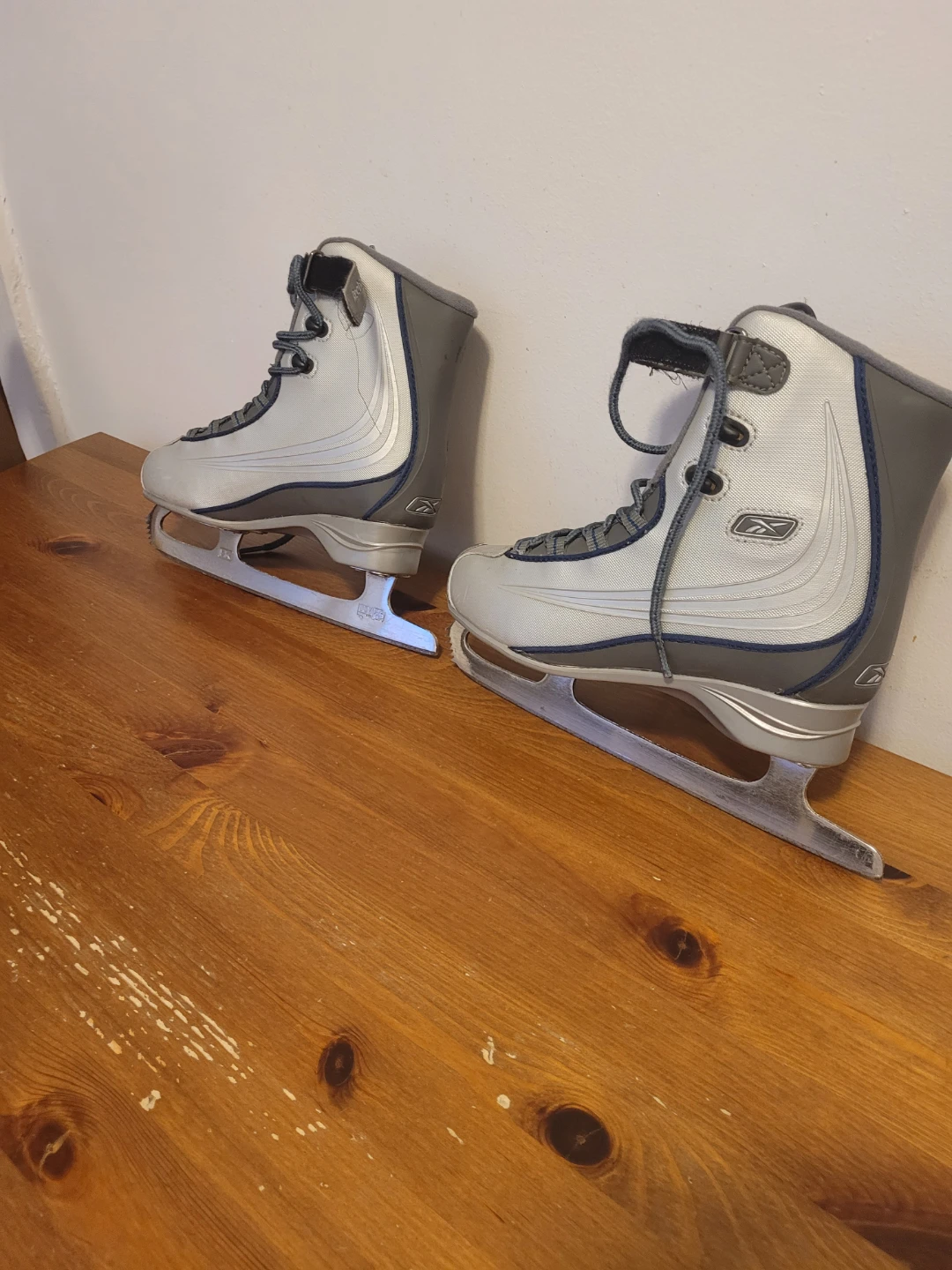 Size 6 womens Reebok Figure Skates