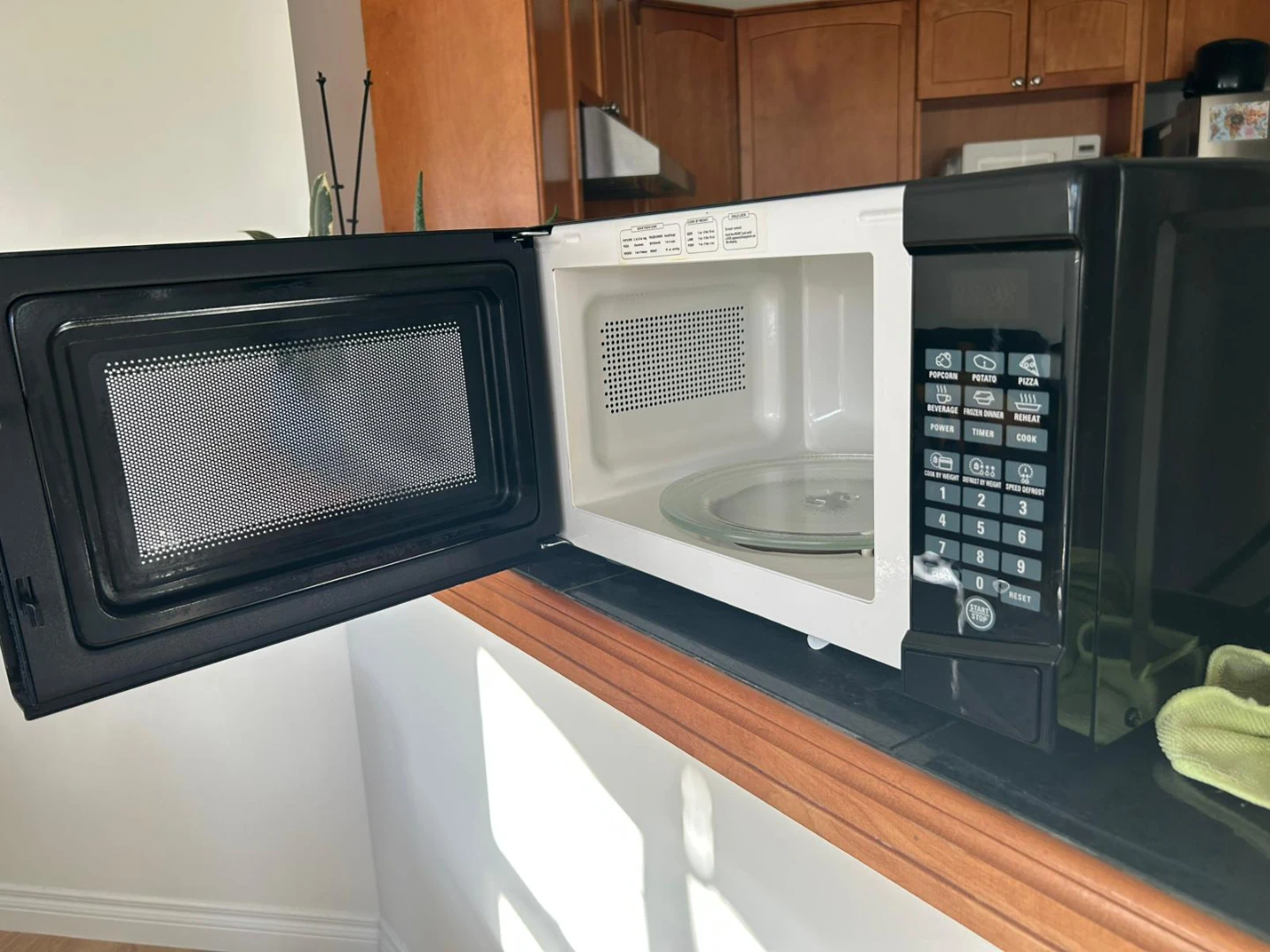 RCA Black Microwave Oven - photo 3
